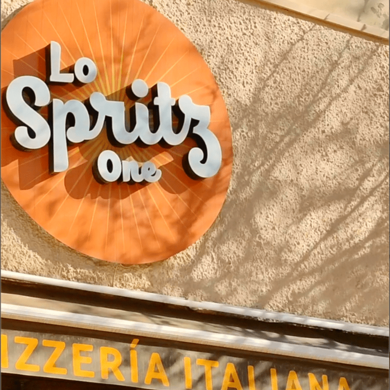 Exterior de pizzería italiana Lo Spritz One Benalmádena donde aparece el logo